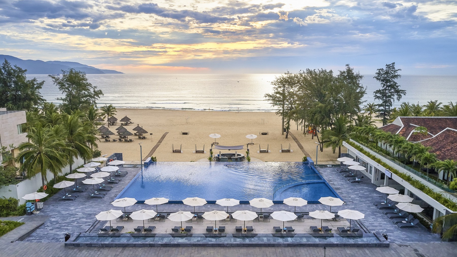 Resort, khách sạn Đà Nẵng thuận lợi cho việc tham quan, chiêm bái chùa Linh Ứng